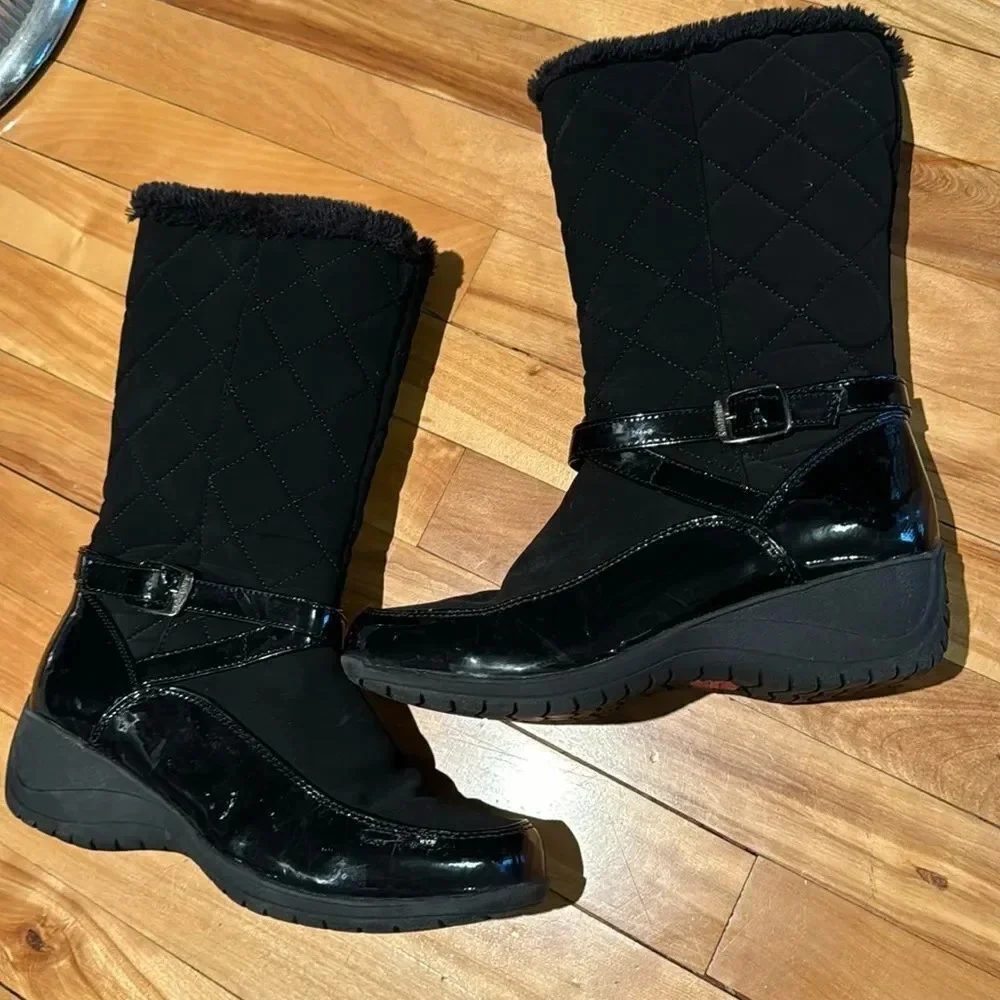Khombu Lily Buckle black faux patent leather quilted faux fur side zip boots 9.5